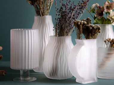 Vasen und Glasbehälter