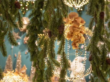 GARLANDS W ORNAMENTS