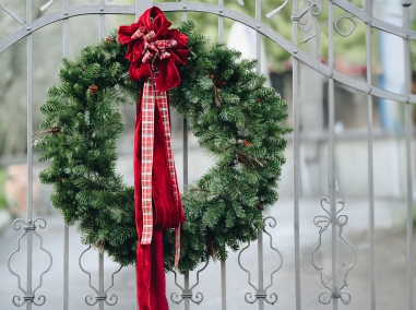 WREATH/BALL GREEN PINE and W/SNOW